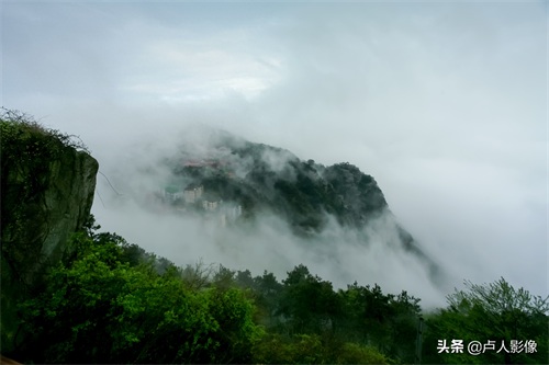 李白的诗句“日照香炉生紫烟”，只有身临其境才真知道诗的内涵