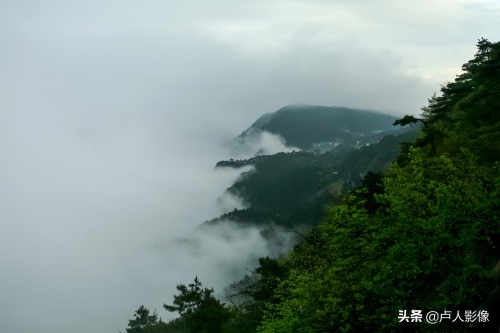 李白的诗句“日照香炉生紫烟”，只有身临其境才真知道诗的内涵