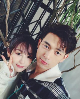 杨紫晒合照为李现庆生,两人对视火花四射,彼此称呼更是甜到不行