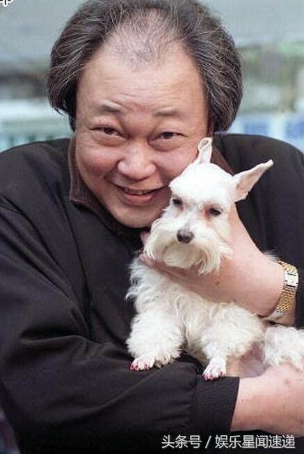 65岁包青天金超群近照,晚年发福脑瘤缠身,与妻恩爱至今无子