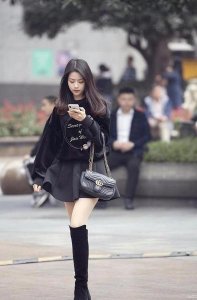 ​长筒靴适合搭配什么衣服(长筒靴搭配什么衣服最时尚)
