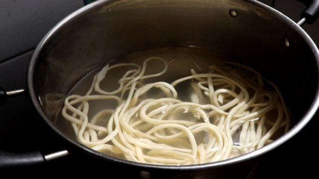 想吃鸡块面不用去饭店了,秘制方法告诉你在家做,方法超简单