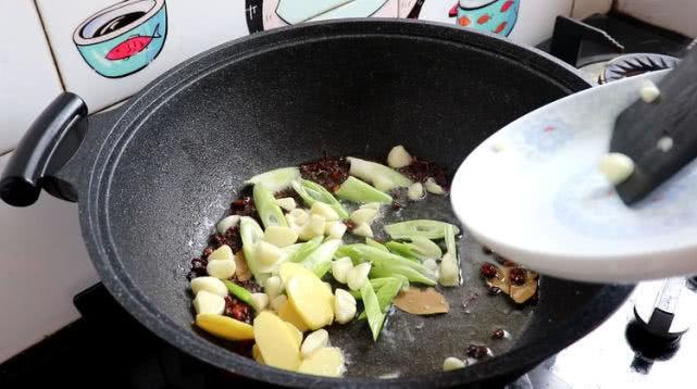 想吃鸡块面不用去饭店了,秘制方法告诉你在家做,方法超简单