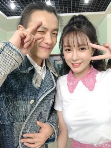 ​沈梦辰卖萌变迷妹, 粉色蕾丝裙秀长腿, 网友: 这让海涛怎么受得了