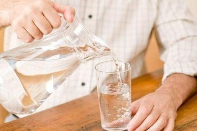 ​一个人不吃饭只喝水能活多久能减肥吗(不吃饭只喝水第几天开始消耗脂肪)