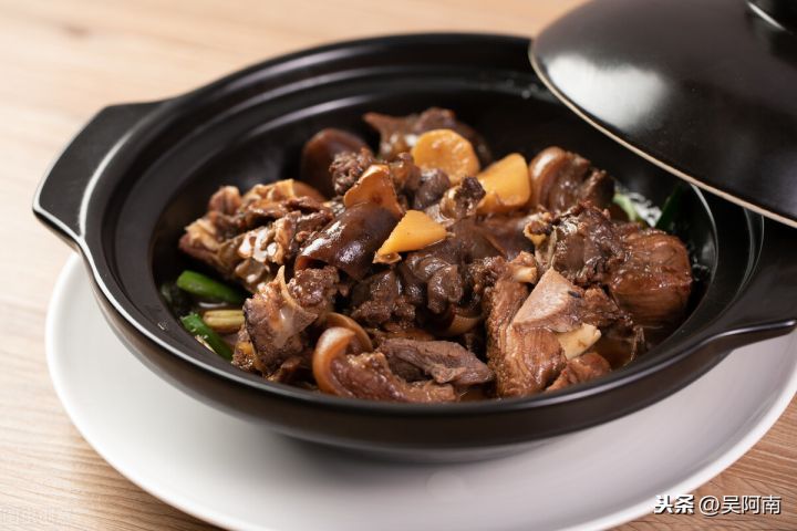 萝卜红烧羊肉的家常做法(超下饭的红烧羊肉炖萝卜做法)