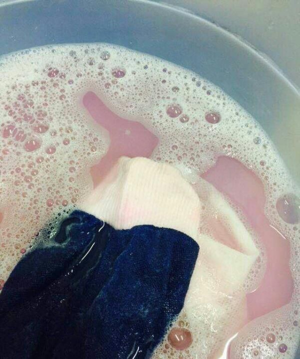 衣服被其他颜色的衣服染色后怎么去除