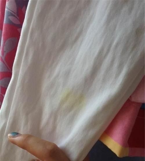 衣服莫名其妙的染上了颜色该怎么处理呢