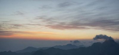 ​清晨站在华山东峰的最高处,日出东峰红似火,有景观十多处