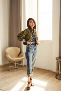 ​郑恺前女友真大胆，裙子短到大腿根，只能遮住重点，腿都P变形了