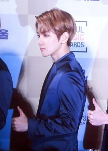 ​伯贤in首尔歌谣大赏，穿越时光看啵啵虎的美颜