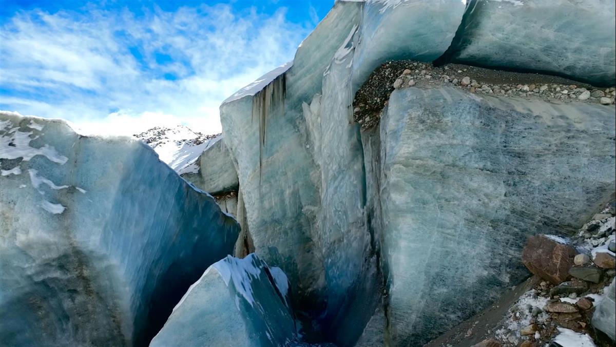 西藏发现165米超大型冰洞(巨型冰洞是如何形成的)