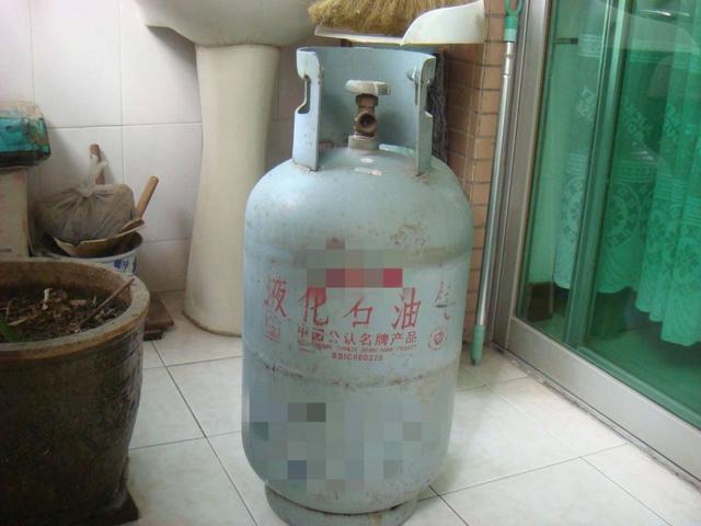 煤气灶用完先关灶，还是先关罐？原来这么讲究，后悔知道晚了！