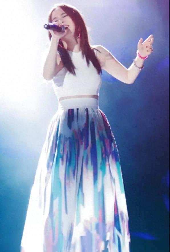 邓紫棋太美了，身穿黑色丝袜尽显性感女人味！网友：原来你这么美