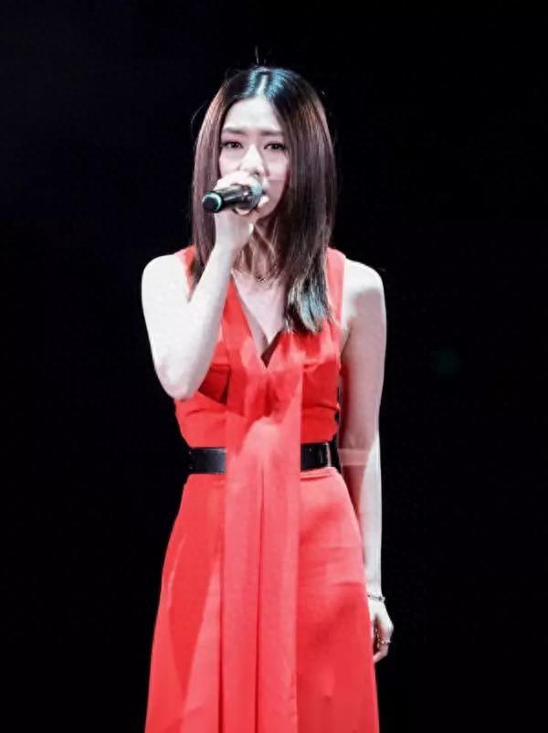 邓紫棋太美了，身穿黑色丝袜尽显性感女人味！网友：原来你这么美