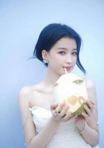 ​孙怡：演技与时尚并存，闪耀演艺界的阳光女神