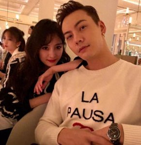 ​陈伟霆36岁庆生 杨幂探班送的神秘大礼 猪猪面具合照颇似情侣