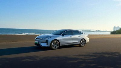 ​国产插混轿车杀疯了！新款银河L6降至7.98万，正面PK秦PLUS智驾版