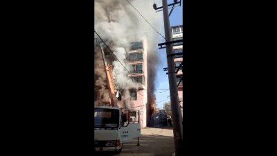 ​微关注丨吊车侠！烈火浓烟中他一顿帅气操作，救下14人