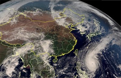 ​高清卫星云图看地球：巨大气旋盘踞东北，超强台风玉兔肆虐海上