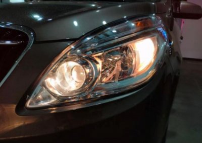 ​夜间开高速，应该开什么灯才合适？