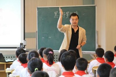 ​中小学教师想调动到教育局，以为是升官，去了才发现样样不如老师